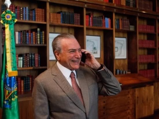 Planalto quer gastar R$ 2,7 milhões para que Temer fale ao celular em avião