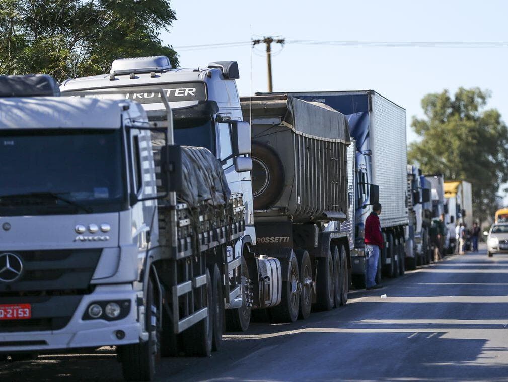 Juiz do DF manda liberar seis rodovias federais; protesto de caminhoneiros já dura três dias