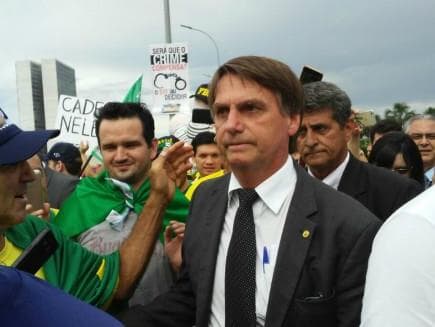 Bolsonaro apoia general Villas Bôas e diz que Lula "é bandido como outro qualquer"; veja o vídeo