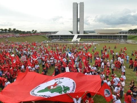 Deputado apresenta projeto para classificar MST e MTST como grupos terroristas