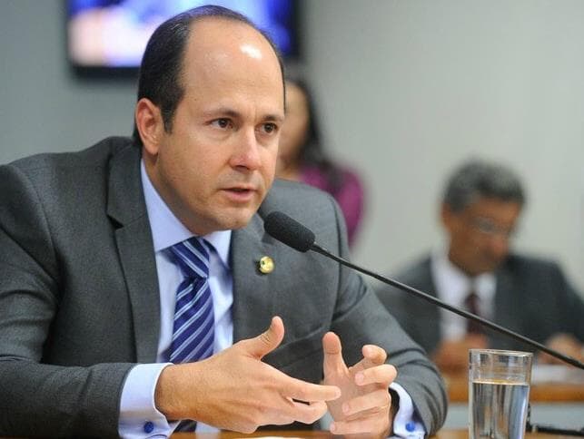 Senador falta a quase metade da sessões de votação e aponta "equívoco" do Senado