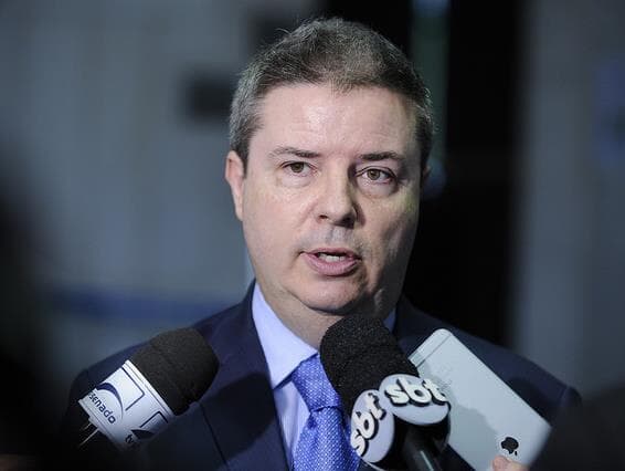 Relator dá parecer pelo impeachment de Dilma