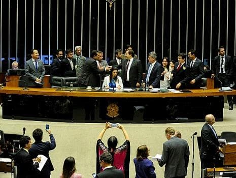 Deputados aprovam em primeiro turno proposta que beneficia servidores de ex-territórios