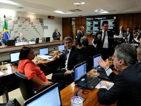 Reforma trabalhista é aprovada na primeira das três comissões do Senado