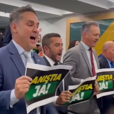 Deputados da oposição gritam "anistia já" nos corredores da Câmara