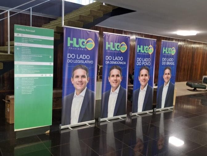 Hugo Motta e Marcel van Hattem espalham cartazes de campanha na Câmara