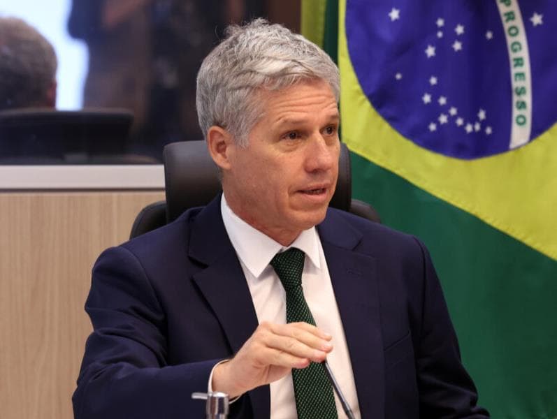 Governo não cogita alterar a validade de alimentos, diz Paulo Teixeira