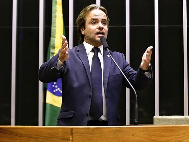 PEC para reduzir idade mínima para presidente dá "protagonismo aos jovens", diz deputado