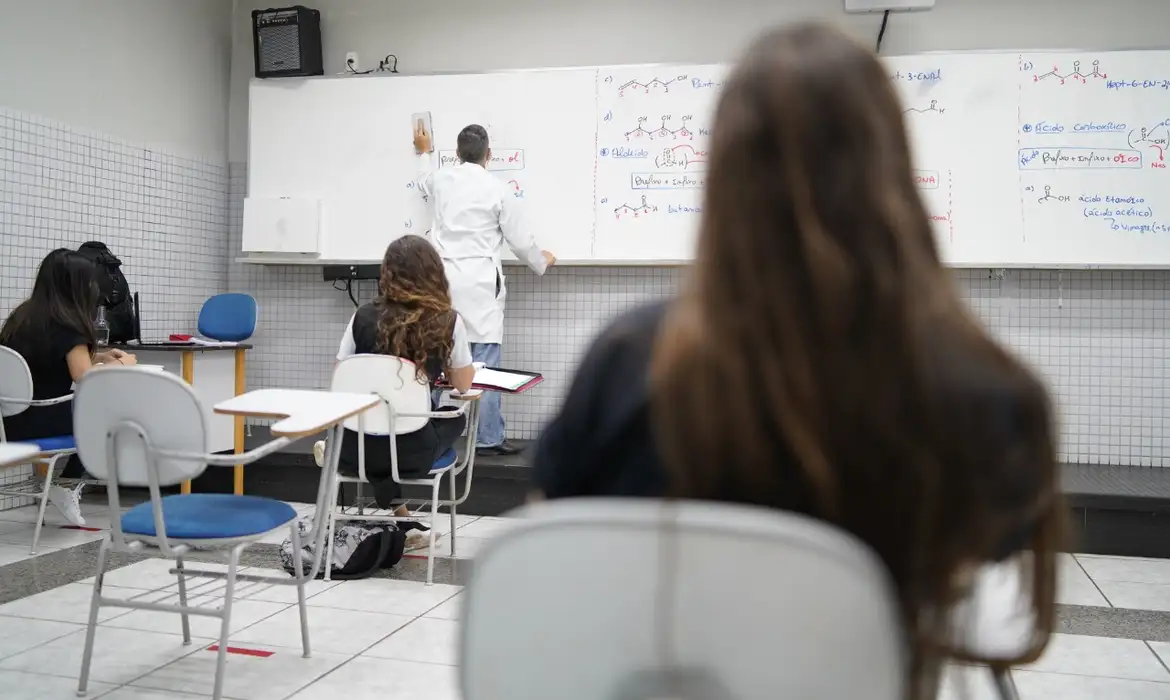 Conheça o programa de incentivo aos professores lançado pelo governo