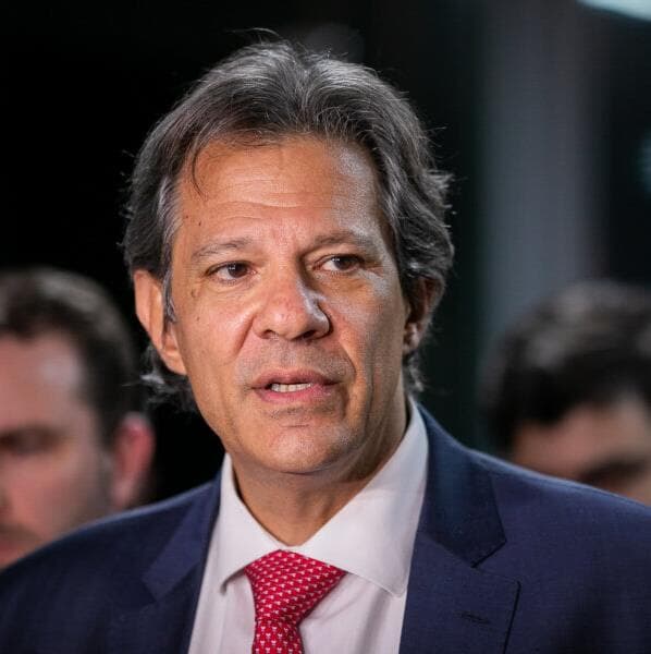 Safra e queda do dólar vão diminuir preço dos alimentos, diz Haddad