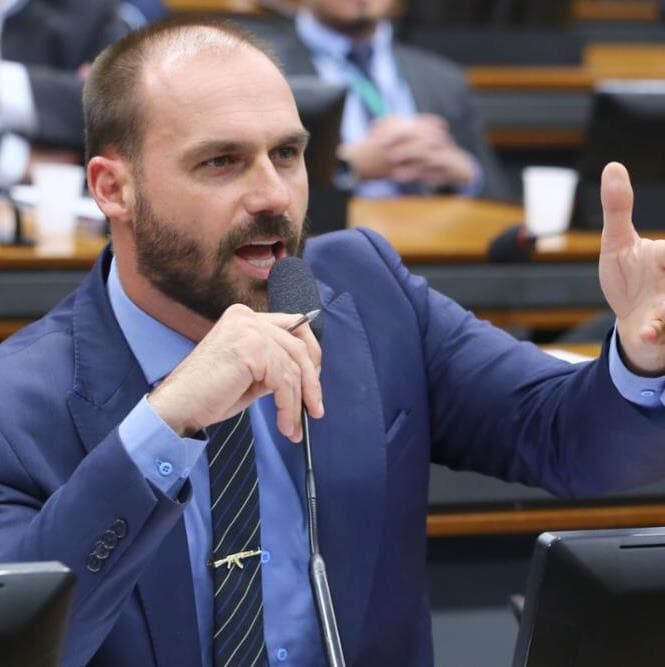 Michelle e Eduardo Bolsonaro formaram "ala mais radical" pelo golpe, disse Cid