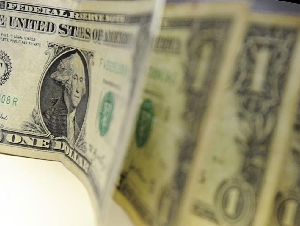 Dólar fecha a R$ 5,86 e completa uma semana de queda