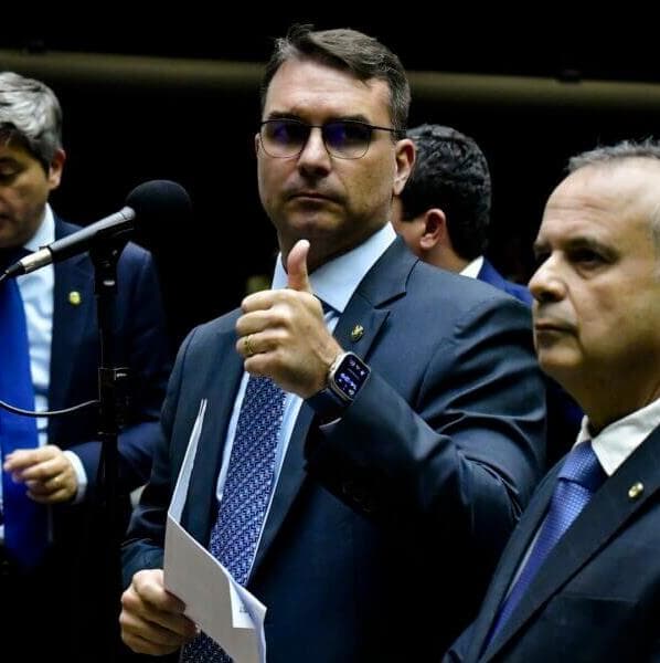 Flávio Bolsonaro quer derrubar ADPF das Favelas, que combate letalidade da polícia do RJ