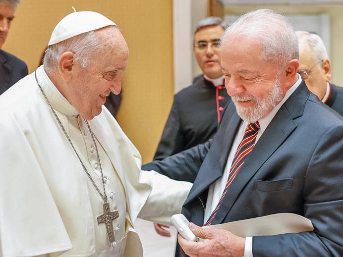 Lula deseja melhoras ao Papa Francisco, internado com infecção