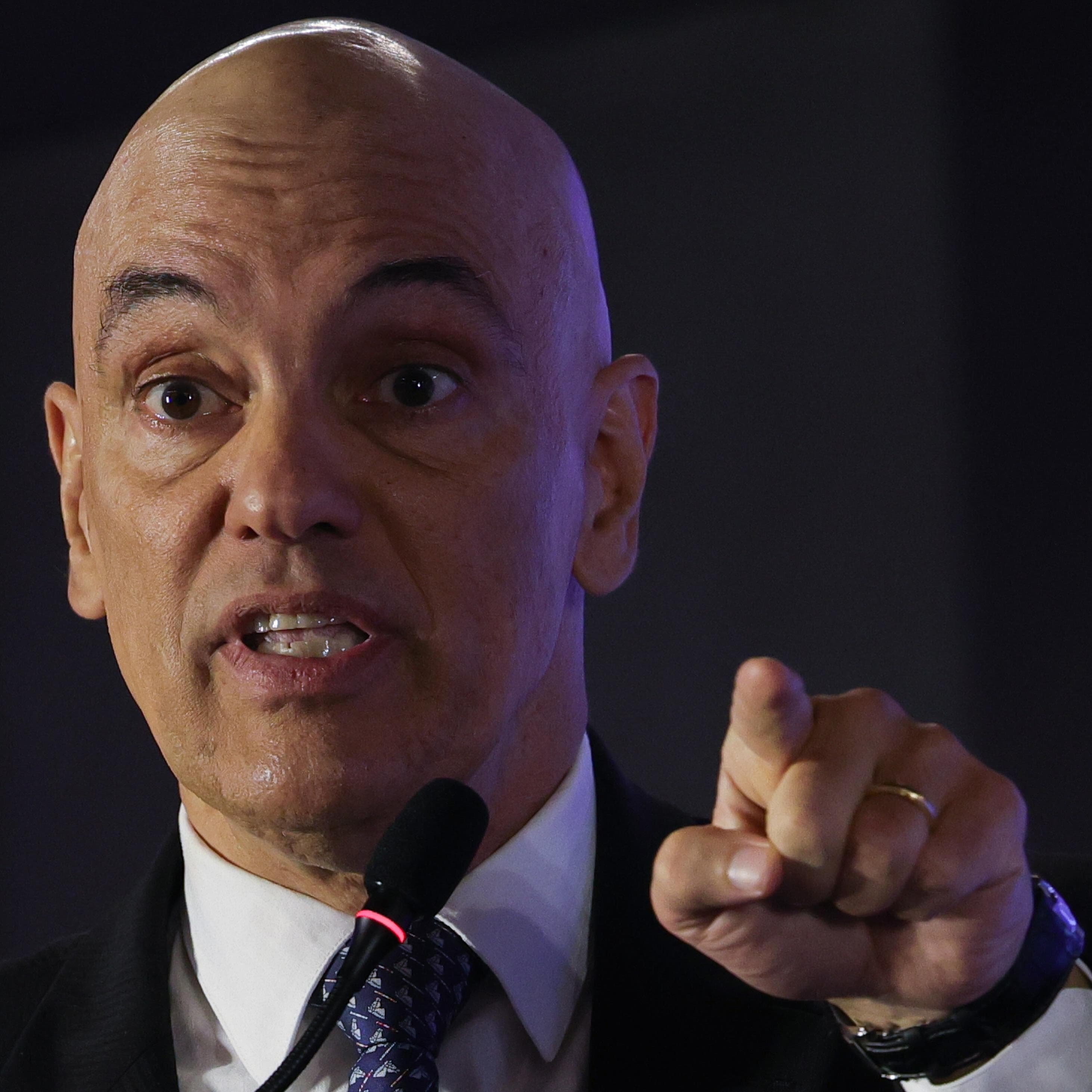 Moraes impõe multa de R$ 8,1 milhões ao X