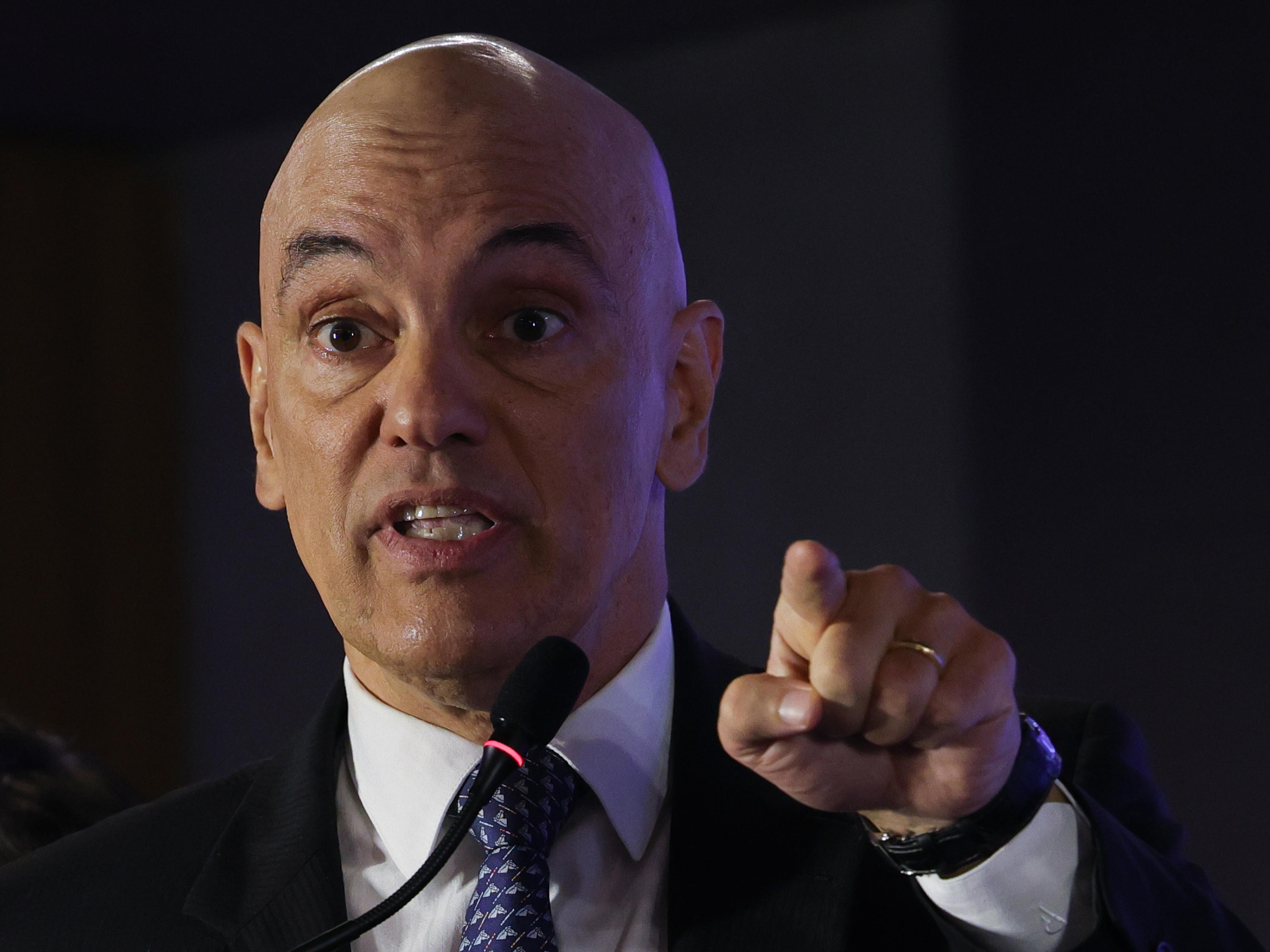 Moraes impõe multa de R$ 8,1 milhões ao X