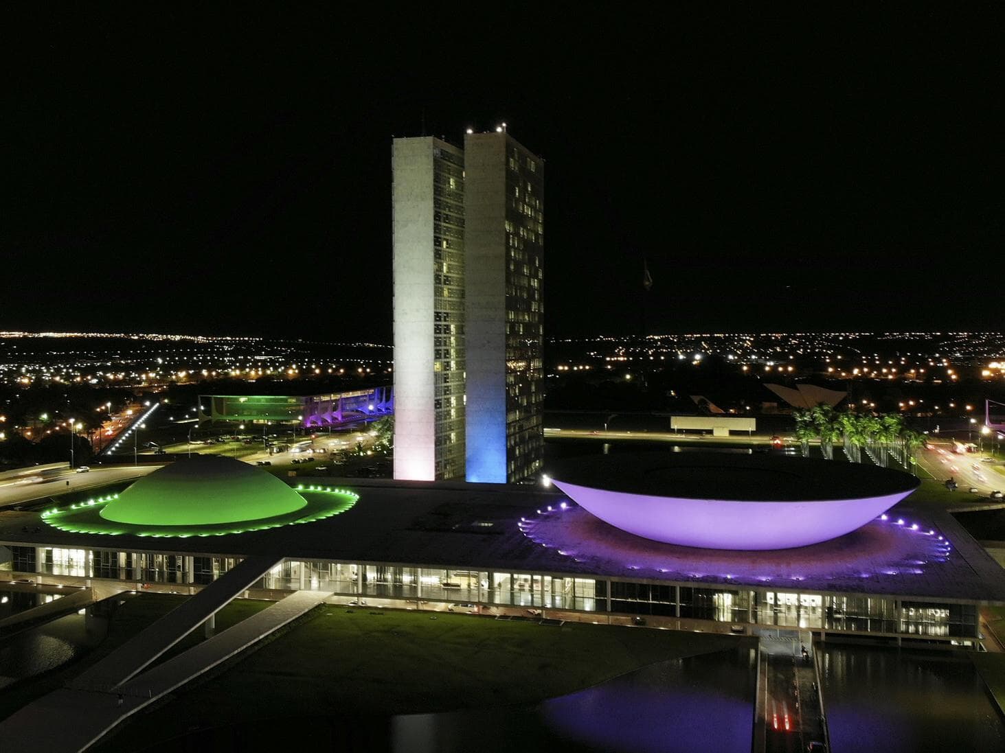 Congresso é iluminado em homenagem ao Dia Mundial das Doenças Raras