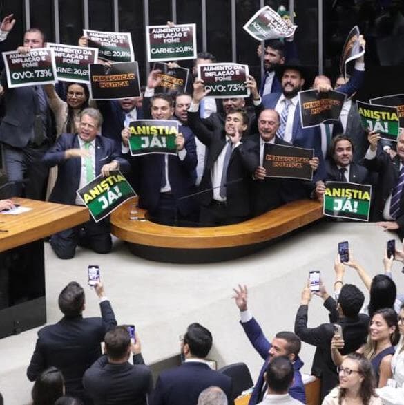 Hugo proíbe cartazes e exige traje adequado na Câmara: "Liturgia"