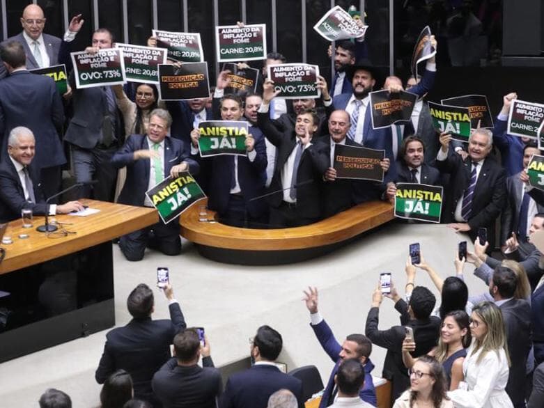 Hugo proíbe cartazes e exige traje adequado na Câmara: "Liturgia"