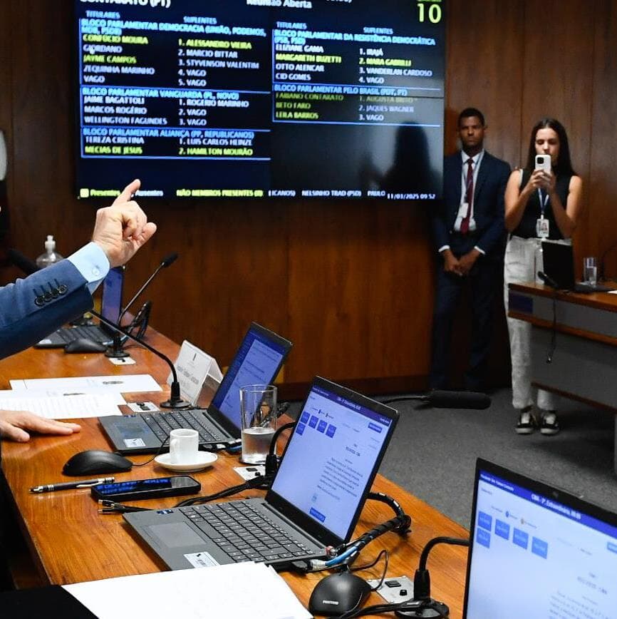 À mesa, presidente da CMA, senador Fabiano Contarato (PT-ES), conduz reunião. - Roque de Sá/Agência Senado