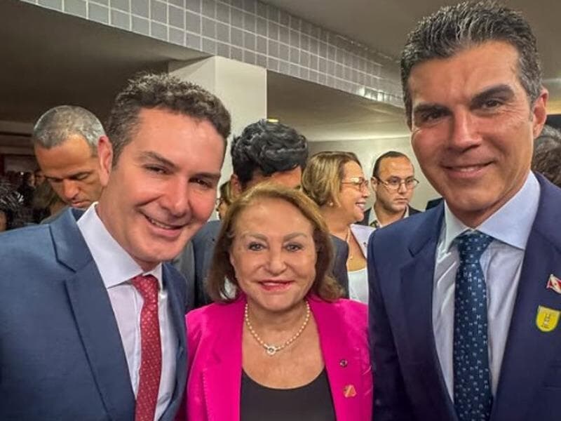 Elcione Barbalho entre os filhos Jader Filho (à esquerda), ministro das Cidades, e Helder, governador do Pará - Instagram