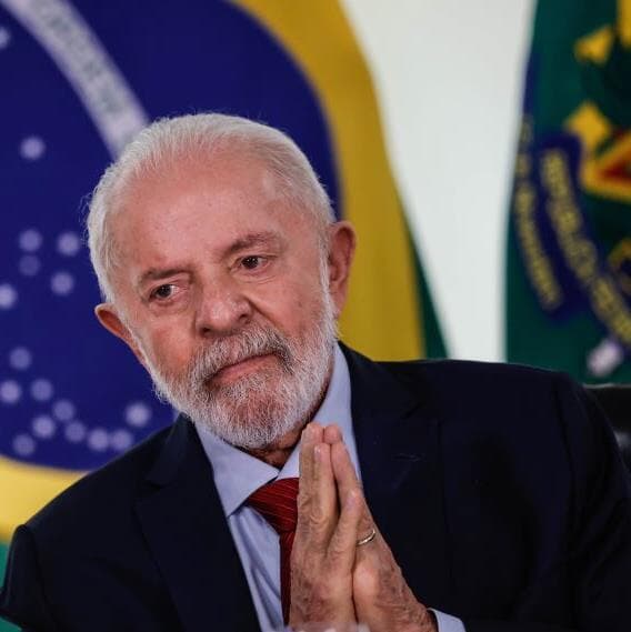 O presidente Lula (PT) assina a medida provisória em cerimônia do Planalto - Gabriela Biló/Folhapress