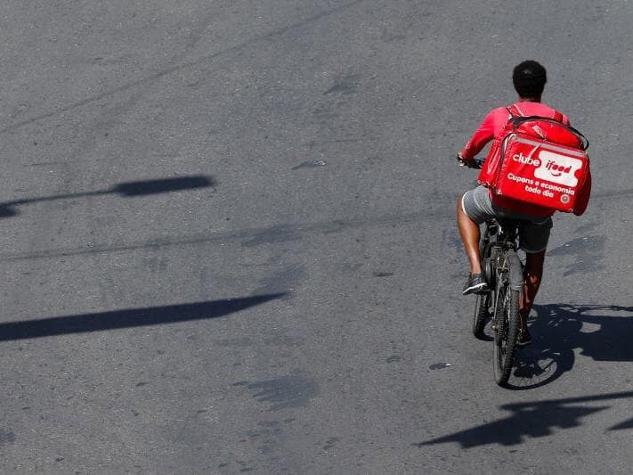 A área de transportes foi uma das que registrou retratação no setor de serviços em janeiro. Na foto, entregador de aplicativo no Rio de Janeiro - Fernando Frazão/Agência Brasil