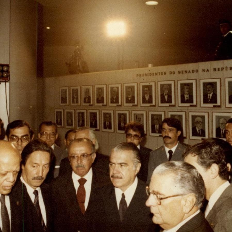 Posse do presidente José Sarney e seu substituto legal Ulysses Guimarães em 15 de março de 1985, em sessão conjunta do Congresso Nacional, presidida pelo senador José Fragelli. - Arquivo Senado Federal