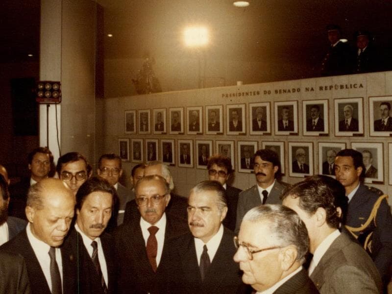 Posse do presidente José Sarney e seu substituto legal Ulysses Guimarães em 15 de março de 1985, em sessão conjunta do Congresso Nacional, presidida pelo senador José Fragelli. - Arquivo Senado Federal