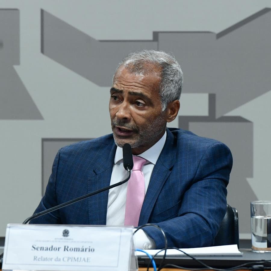 À mesa, relator da CPIMJAE, senador Romário (PL-RJ), em pronunciamento. - Marcos Oliveira/Agência Senado