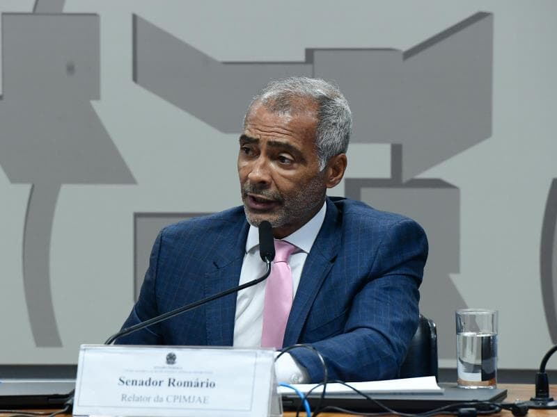 À mesa, relator da CPIMJAE, senador Romário (PL-RJ), em pronunciamento. - Marcos Oliveira/Agência Senado