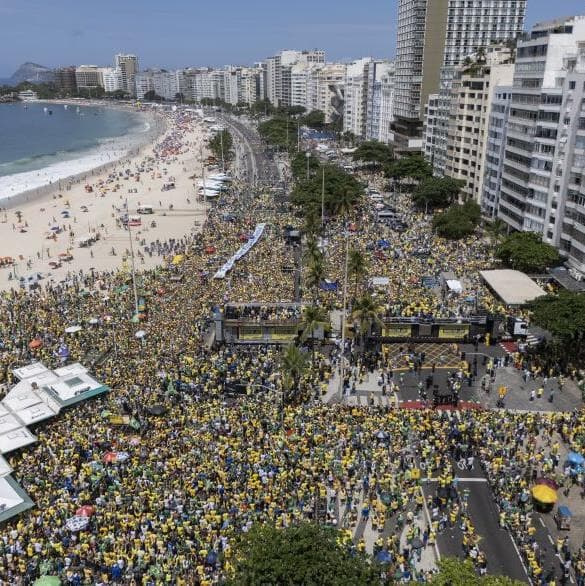 Vista de cima do ató pró-Bolsonaro na orla de Copacabana, no Rio de Janeiro - Eduardo Anizelli/Folhapress