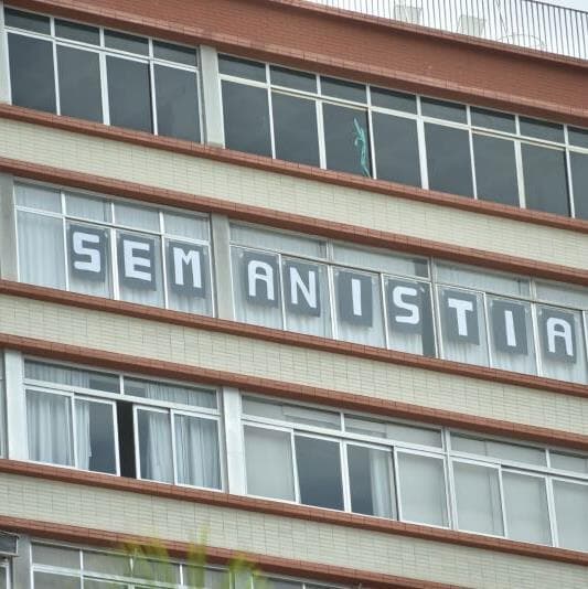Mensagem "Sem anistia" em prédio de Copacabana, no Rio de Janeiro - Saulo Angelo/Folhapress