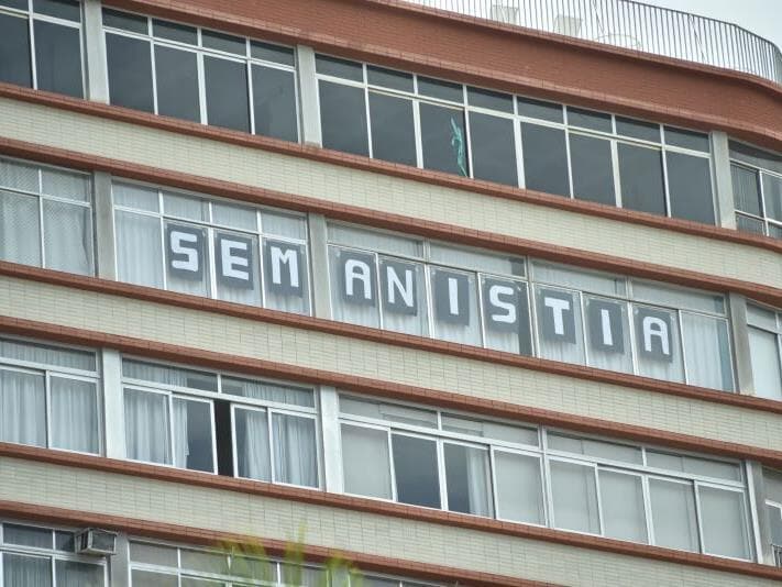 Mensagem "Sem anistia" em prédio de Copacabana, no Rio de Janeiro - Saulo Angelo/Folhapress