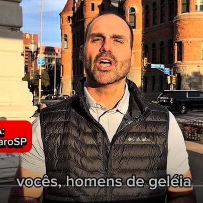 Eduardo Bolsonaro fica nos EUA e diz que vai se licenciar da Câmara