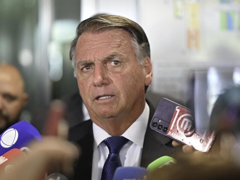 Bolsonaro se emociona ao falar de Eduardo e agradece Trump