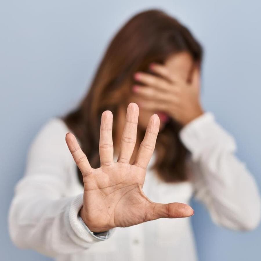 Projeto aumenta a pena do crime de violência psicológica contra mulher quando há uso de inteligência artificial para criação de vídeos falsos. - Freepik