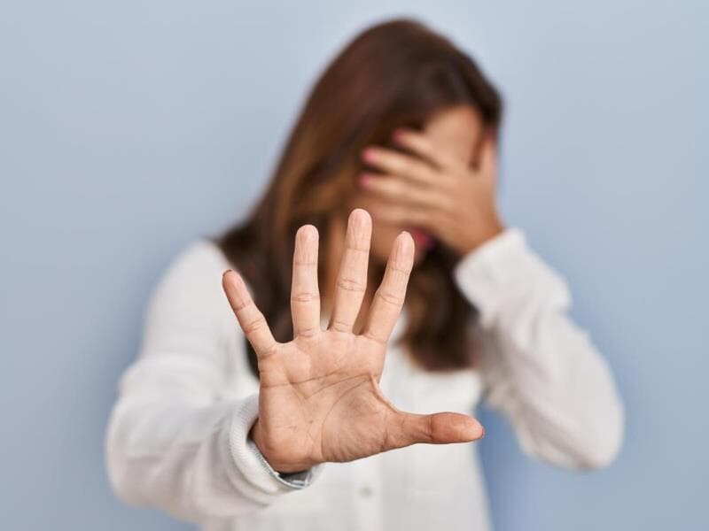 Projeto aumenta a pena do crime de violência psicológica contra mulher quando há uso de inteligência artificial para criação de vídeos falsos. - Freepik