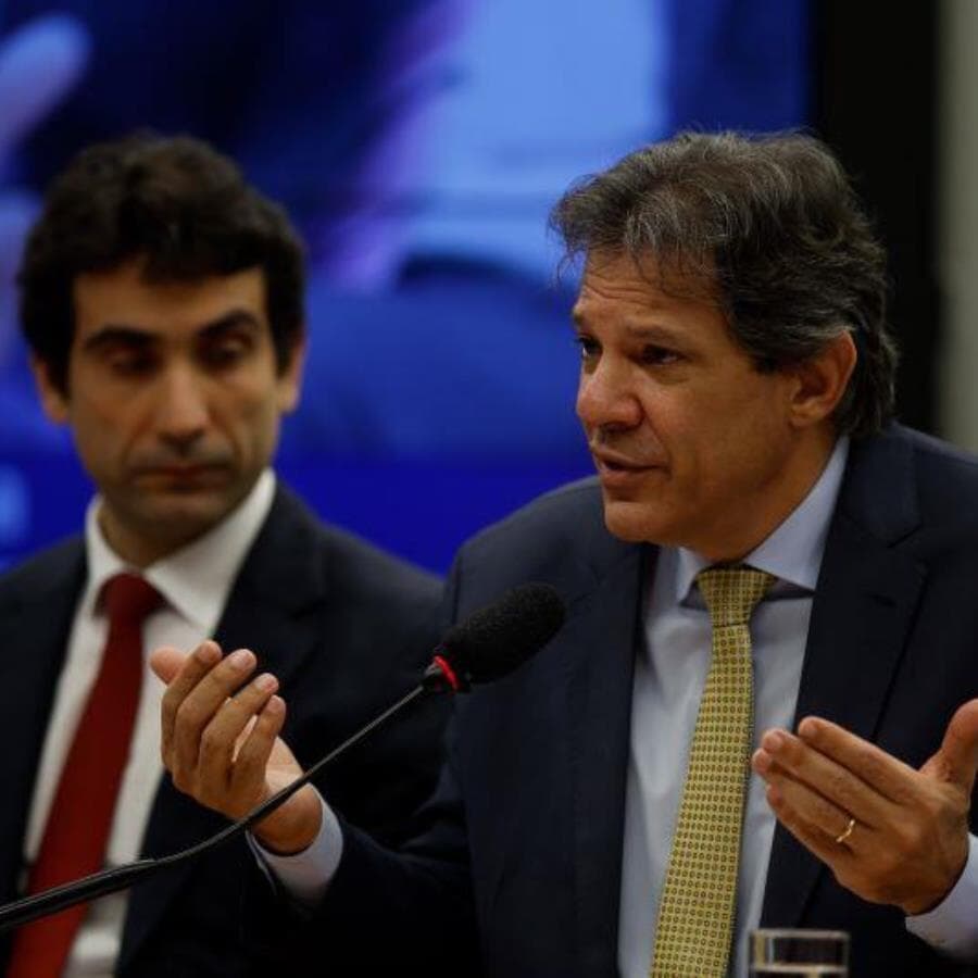 Fernando Haddad, falando, ao lado de Gabriel Galípolo. Ministro da Fazenda defendeu o presidente do BC após alta nos juros - Pedro Ladeira/Folhapress