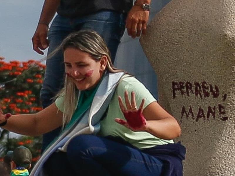 A ré pichou a Estátua da Justiça. - Gabriela Biló /Folhapress