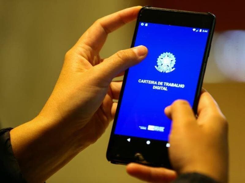 Usuário acessa o aplicativo de Carteira de Trabalho Digital - Marcelo Camargo/Agência Brasil
