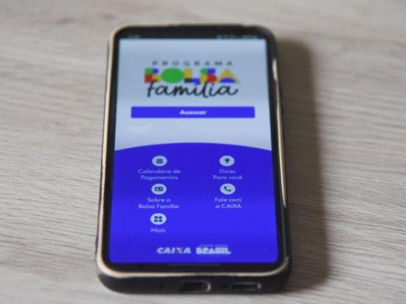 Aplicativo do programa Bolsa Família em celular. - Caio Rocha/iShoot/Folhapress
