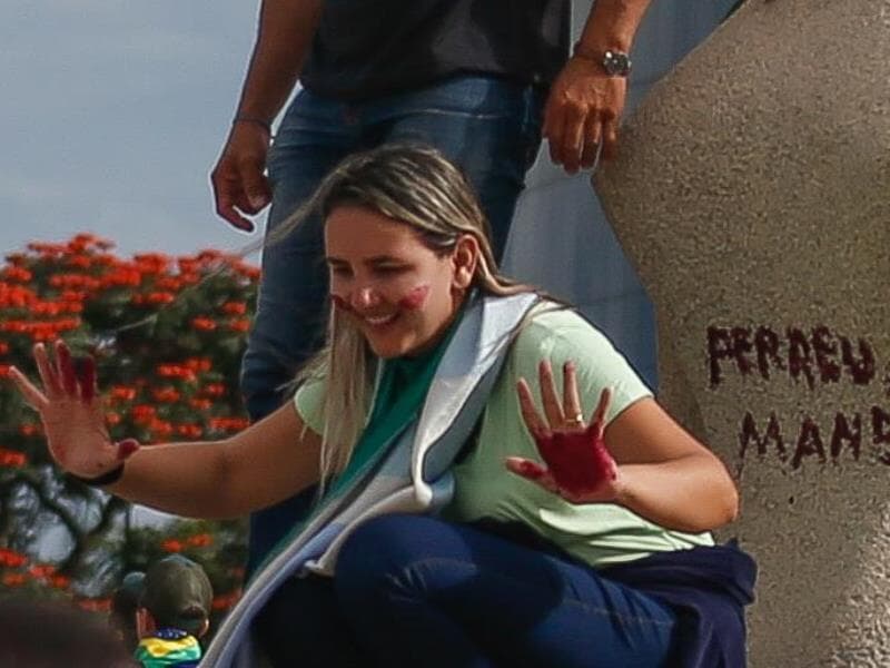 Débora dos Santos, que ficou conhecida por pichar a estátua do STF com a mensagem "Perdeu, Mané", responde por cinco crimes em denúncia da PGR. - Gabriela Biló/Folhapress
