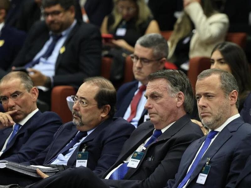 José Luis Oliveira Lima é o primeiro à esquerda na foto. Bolsonaro e advogados dos acusados acompanham julgamento - Rosinei Coutinho/Ascom/STF