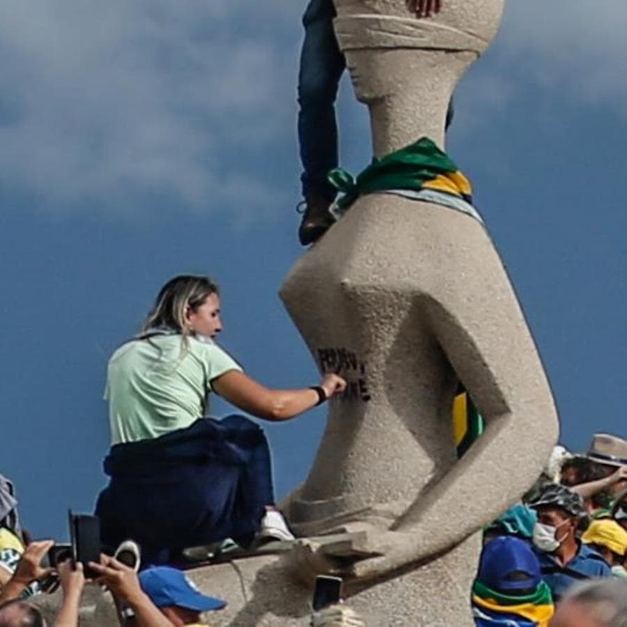 Debora Rodrigues dos Santos ficou conhecida ao escrever "Perdeu, Mané" na Estátua da Justiça durante atos de 8 de janeiro. - Gabriela Biló/Folhapress