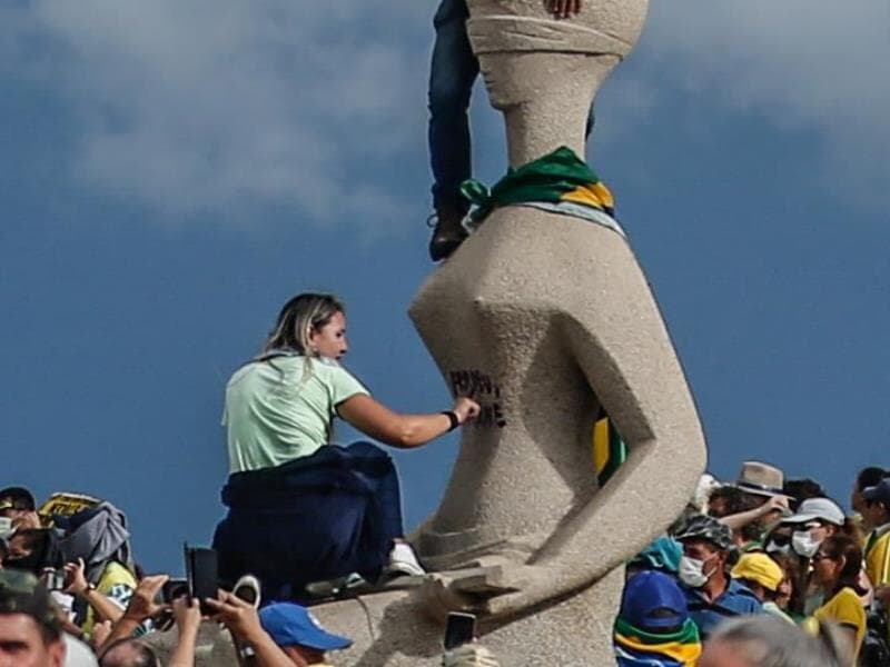 Debora Rodrigues dos Santos ficou conhecida ao escrever "Perdeu, Mané" na Estátua da Justiça durante atos de 8 de janeiro. - Gabriela Biló/Folhapress
