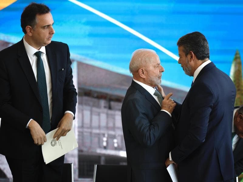 Lula entre os presidentes do Senado, Rodrigo Pacheco (PSD-MG), e da Câmara, Arthur Lira (PP-AL): "Rei morto não é rei posto" - Pedro Ladeira/Folhapress