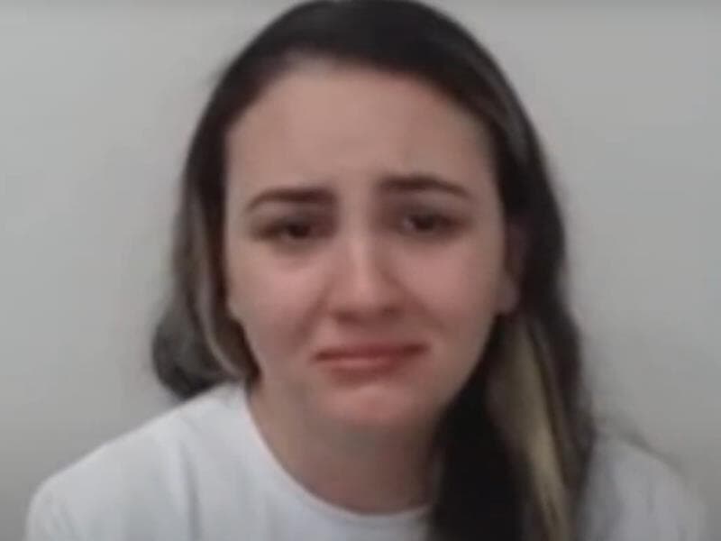 Acusada de escrever "perdeu, mané" em estátua pede perdão e diz que se arrependeu. - Reprodução/YouTube TV Migalhas