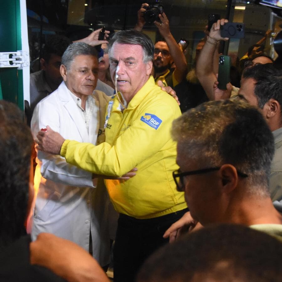 Bolsonaro foi transferido do Rio Grande do Norte, onde passou mal, no último dia 12, para Brasília -  José Aldenir/Thenews2/Folhapress