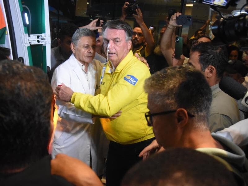 Bolsonaro foi transferido do Rio Grande do Norte, onde passou mal, no último dia 12, para Brasília -  José Aldenir/Thenews2/Folhapress